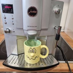 Der Kaffeevollautomat jura Impressa E85 wird wegen neu Anschaffung verkauft, funktioniert einwandfrei.

Einziger Mängel an der Klappe für die kaffeebohnen rein ist es uns abgebrochen, was aber nicht weiter stört, da der Deckel trotzdem ganz normal zu gemacht werden kann, siehe Bilder.


Kein Versand