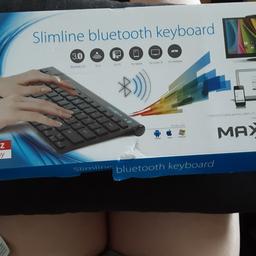 Ich verkaufe hier mein slimline Bluetooth keyboard. Habe es nur einmal benutzt. Mann braucht dafür einen AA Batterie.