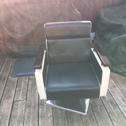 Salon/Barber chair for sale.

In great condition, recliner, height and neck adjustable.

No rips or tears.

Grab a bargain at £60, delivery option also available at an additional cost.