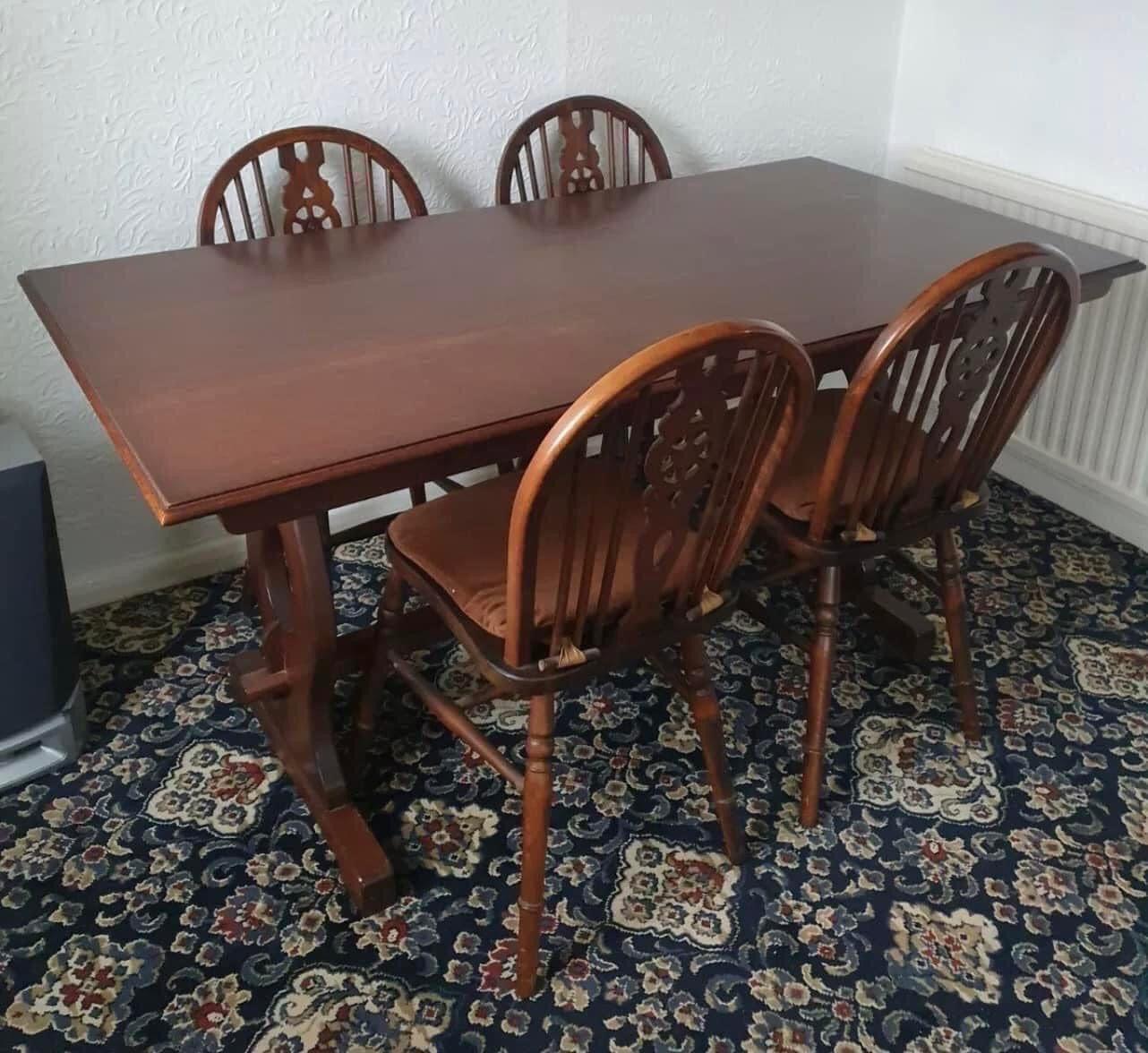 Second hand dining table and 4 chairs in S62 Parkgate für £ 50,00 zum