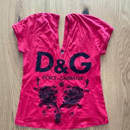Verkaufe dieses tolle Shirt von D&G. 

Wir sind ein gepflegter, tierfreier Nichtraucherhaushalt!