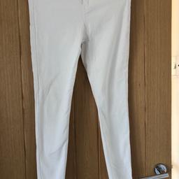 White high waisted Boohoo jeans in size 10
Not worn much