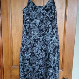 Summer dress with side zip size 16. In good used condition. Collection only please.
