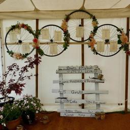 5 gorgeous bike wheels decorated with artificial flowers to make a beautiful impact at any wedding.
Collection only from B67.
Cash on collection.