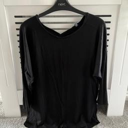 Beautiful women’s warehouse top in size 10. Worn once only. Some detail on the back as shown in picture 4. 3/4 sleeves.
Excellent condition, smoke and pet free home.