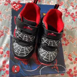 Toddler shoes uk 8 . Excellent like new condition.

Only worn once.

With lights