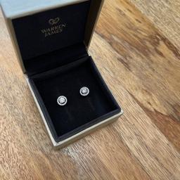 Unwanted Xmas gift 

Never been taken out of box 

Sterling silver 

Warren James