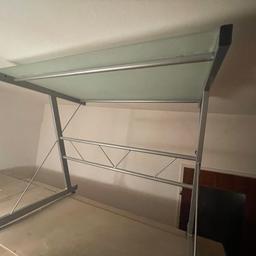 Schreibtisch mit Glasplatte und Eisengestell.
Neuwertig da nie verwendet.
76 cm hoch
89 cm breit
58 cm tief
