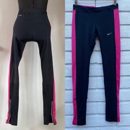 Nike
Sport leggings
Black with pink side stripes on leg
Pocket at the back of the legging and zip at the end of each legs
Size S