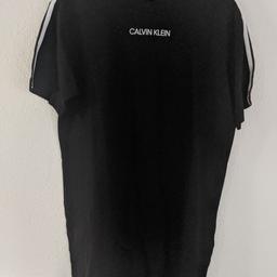 ∆ Marke: Calvin Klein 
∆ schwarzes T-Shirtkleid mit weißen Streifen und rotem 1981-Schriftzug an den Ärmeln 
∆ Größe: S
∆ ungetragen mit Etikett 
∆ Material: 100% Baumwolle
∆ NP: 49,99€
∆ Versand: 2€ als BüWa, 5€ als versichert