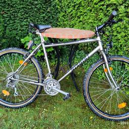 Schönes, seltenes und sehr gut erhaltes Mountainbike der Marke Nishiki.
Rahmenhöhe 48 cm, 26 Zoll-Räder. Sondermodell Bushwacker STX des Händlers Rose.
Leichtbau (13,9 kg) mit sehr hochwertigen Rahmen aus speziellem Stahl (Chrom-Molybdän, Cr-Mo), Schaltung und Bremsen Shimano STX (Hyperdrive C, 21 Gang), sehr gut erhaltene schlauchlose Reifen. Lenker, Vorbau und Sattelrohr von Litech, Sattel von Brooks.
Schnellspanner Räder und Sattel und vorbereitete Beleuchtung vorne+hinten inkl. Dynamo.