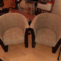 Zum verkaufen wegen Umzug 2 Sessel für insgesamt 50€ in einem gutem Zustand.
Der Stoff sowie das Leder sind in einem guten Zustand. Die Sitze sind sehr stabil und nicht durchgesessen.