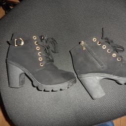 A PAIR OF LADIES BLACK ANKLE BOOTS WITH SIDE ZIP AND LACES IN SIZE 3
