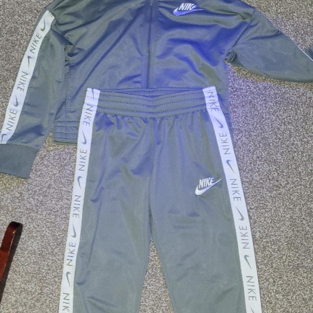 Girls grey Nike Tracksuit age 10-12 like brand new as only worn the once. ((3rd and 4th pic gives idea of price range)) Absolutely brilliant perfect condition.
Been in my Step Daughters wardrobe for mths n mths n mths ( Hence why no tags still on it)
Then taken out other day and tried on, then decided she not like it after all. Range from over £30 new from shops.

COLLECTION WELCOME FROM PRESTON PR1 AREA.
