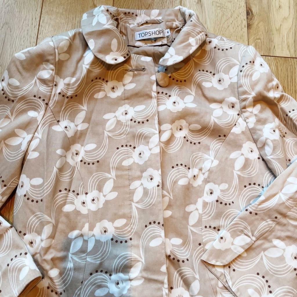 Topshop ladies jacket in a floral design. Size 8. Lovely fitted jacket.
Collection from Ribchester or happy to post for postage fees