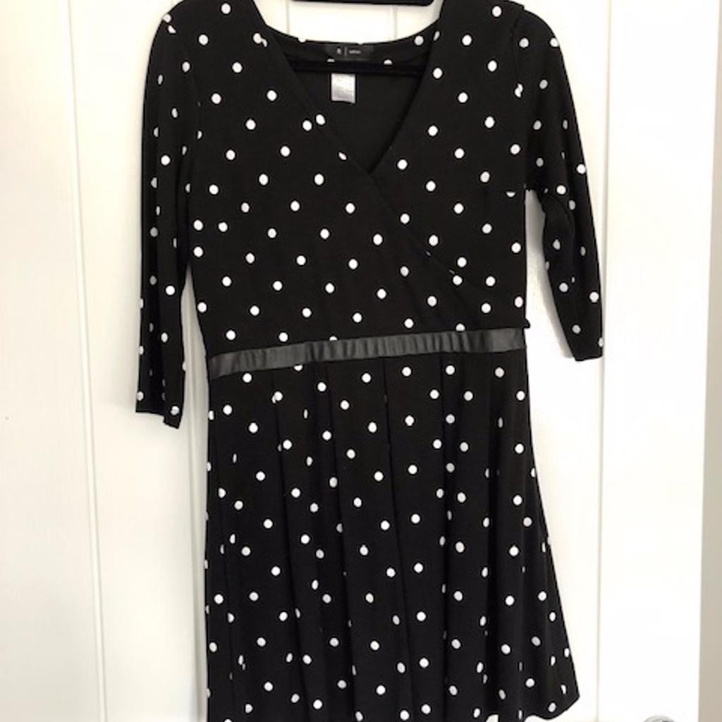 Bundle of 2 black dresses WAREHOUSE+LA REDOUTE.
WAREHOUSE dress: Size 10.
LA REDOUTE dress: Size 12.
Condition: used but in a good condition.