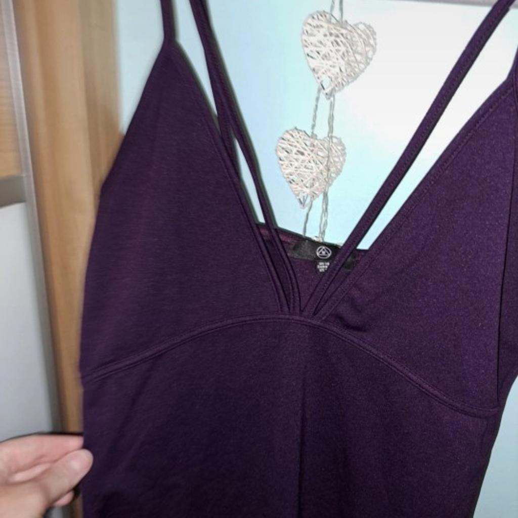New with tags Missguided dress. This is labelled as a size 14 but I think very small fitting so would be ok for a size 12 or even a size 10. Stretchy material. Dark purple/plum in colour
Collection from Conisbrough or may be able to deliver local