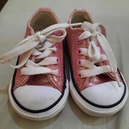 used baby girls converse in Excellent 
condition

size 3