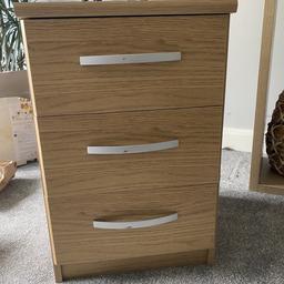 Small Bedside Cabinet, Drawers, Brown.

MDF.

Middle drawer slightly unaligned as shown in photos but fully functioning without issues.

Length: 15.7 inches

Width: 14.7 inches

Height: 22.7 inches
