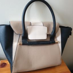 Handbag
colour beige,cream & black
14 inches wide
11inches tall
Has a long strap attached