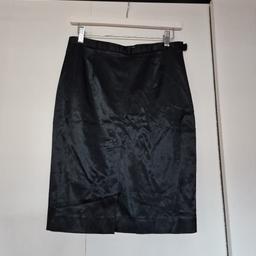 size L 10/12

front split
side zipper
was 315£
beautiful sexy elegant black pencil skirt
collection from brentford