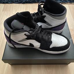 Nike Air Jordan 1 
Ive worn these 3 times but they are still in very good condition 
I’m getting rid of all my shoes that I don’t wear anymore and these are one of them
Original packaging 
Cash on collection or postage 
Feel free to message me for any enquiries :)