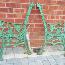 Here we a have a  pair of  garden cast iron bench ends. In great condition, in need of a good clean and painting, nuts and bolts are rusty. Ref.  (#1082)

 Height........ approx  31 inch / 79 cm
 Width........  approx  24 inch / 61 cm

Pick up only, Dy4 area. Cash on collection.