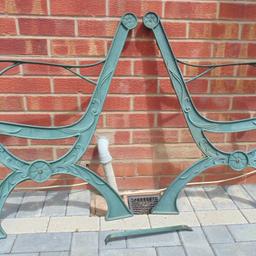 Here we a have a  pair of  garden cast iron bench ends. In great condition, in need of a good clean and painting. Ref.  (#1083)

 Height........ approx  32 inch / 81 cm
 Width........  approx  24 inch / 61 cm 

Pick up only, Dy4 area. Cash on collection.