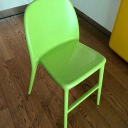 Sgabello in polipropilene verde acido, ideale per bambini che, mollato il seggiolone, non raggiungono ancora la tavola dalla sedia.
Stiloso e comodo anche per adulti.
2 disponibili