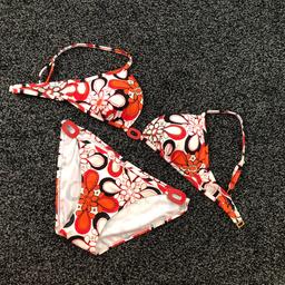 NEVER WORN - Absolutely beautiful Burnt Orange/White/Black   True Vintage Jasper Conran 2 piece Bikini - Can No Longer be Purchased anywhere!!

Genuine buyers only please 😊

Originally bought in 2000 - but NEVER Worn as stored away & completely forgotten about (hygiene sticker still in place)

Soft padded cups with metal clasp back fastening & adjustable straps, with metal Brand Logo detail on top & bottoms

BikiniTop UK Size 34D & bottoms Size 10

From Smoke Free/Pet Free very clean home
