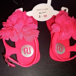 baby girl size C3
neon pink colour
perfect little summer sandals
£5
please see my other items for sale