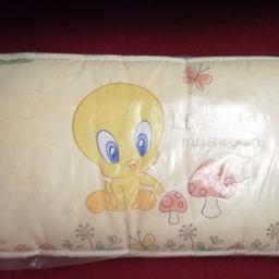 Brand new in packaging baby Looney Tunes Bedding. Includes cot bumper, pillowcase and duvet cover. Please find the size in the picture above.
