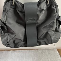 Handtasche von Calvin Klein, wenig benutzt, Farbe; Grau.
Privatverkauf keine Garantie und keine Rücknahme!
Selbstabholung oder Versandkosten extra.