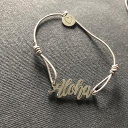 Graues Armband mit Schrift „Aloha“ in Silber
Modeschmuck
Selbstabholung