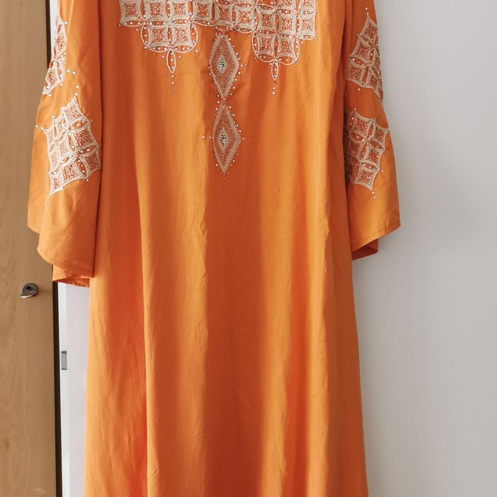 Verkaufe hier ein sehr gute erhaltene Damen oriantalische abaya Gr L in Orange Farben wenig getragen wie neu.