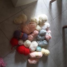 quasi 4 kg e mezzo di gomitoli di lana vari