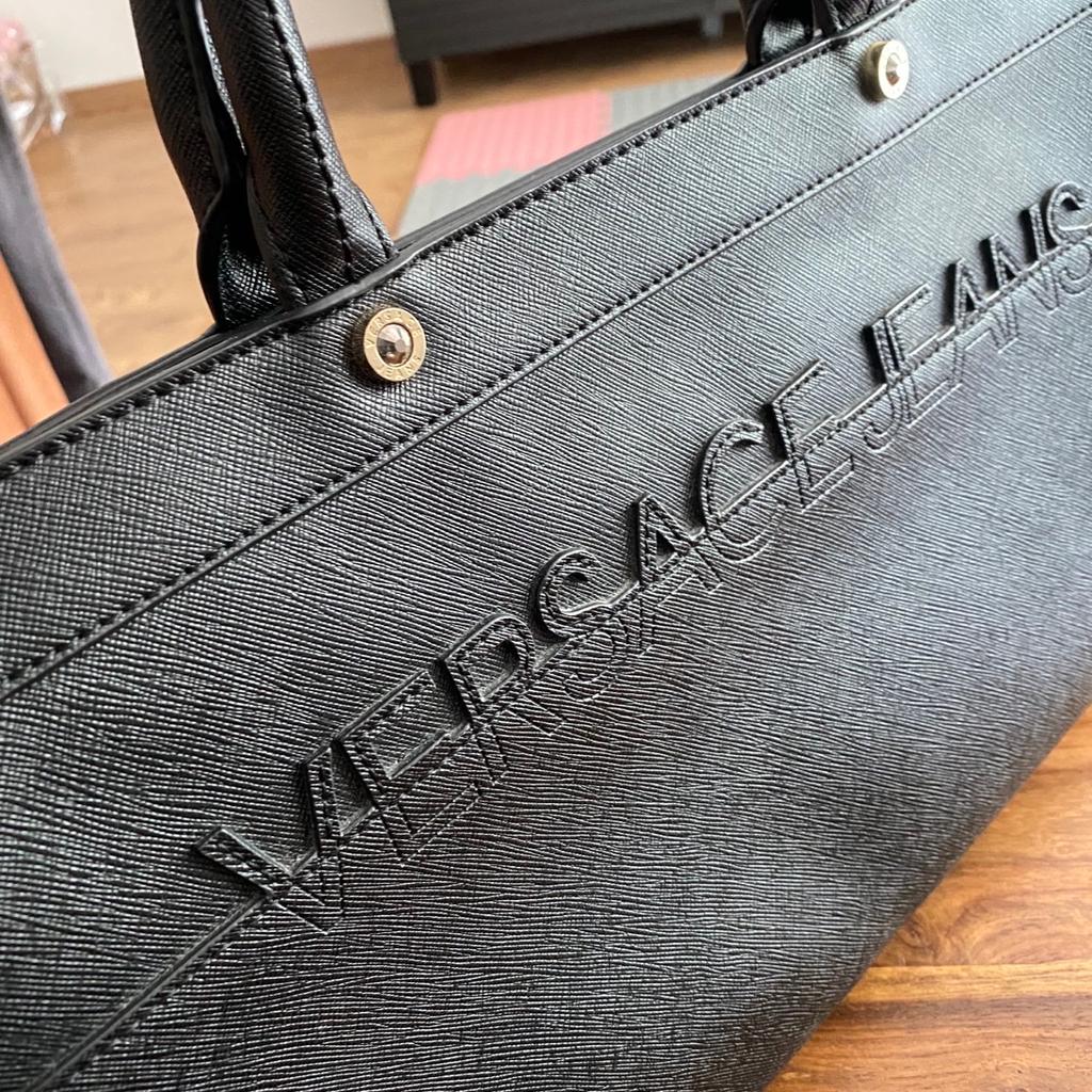 Verkaufe eine schwarze Tasche von Versace Jeans

Inkl. Versace Beutel

ORIGINAL!