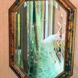 Spiegel groß mit schönen alten retro vintage Rahmen gold


Siehe Fotos.


Maße:
ca. 55/70 cm







⭐️ retro ⭐️ vintage ⭐️ antik ⭐️ nostalgisch ⭐️ rückwärtsgewandt ⭐️ hinterhertrauernd ⭐️


⭐️ Sammelstück ⭐️ Unikat ⭐️ Einzelstück ⭐️ Sammlerwert ⭐️ Sonderexempar ⭐️ Einzigartigkeit ⭐️ Spezifikum ⭐️ Unikum ⭐️ Antiquitäten *

 


Ein Spiegel (von lateinisch speculum „Spiegel, Abbild“, zu lateinisch specere „sehen“) ist eine reflektierende Fläche – glatt genug, dass reflektiertes Licht nach dem Reflexionsgesetz seine Parallelität behält und somit ein Abbild entstehen kann. Die Rauheit der Spiegelfläche muss dafür kleiner sein als etwa die halbe Wellenlänge des Lichts. Eine rauere weiße Fläche remittiert ebenfalls alles Licht, jedoch wird dieses hierbei ungeordnet in alle Richtungen gestreut.