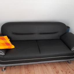 verkaufe eine Couch aus Kunststoff Leder. Ist in einem guten Zustand.