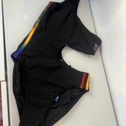 Ausgefallener Badeanzug von Adidas

Gr XS

Zustand ungetragen mit Etikett

Np 39,99€

Farbe schwarz/ bunte Details

Versand möglich muss aber vom Käufer selbst übernommen werden