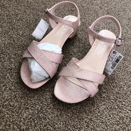Girls pink sandal with shimmer
Size 1 
forgot I had them 🙈
Great for a wedding or party