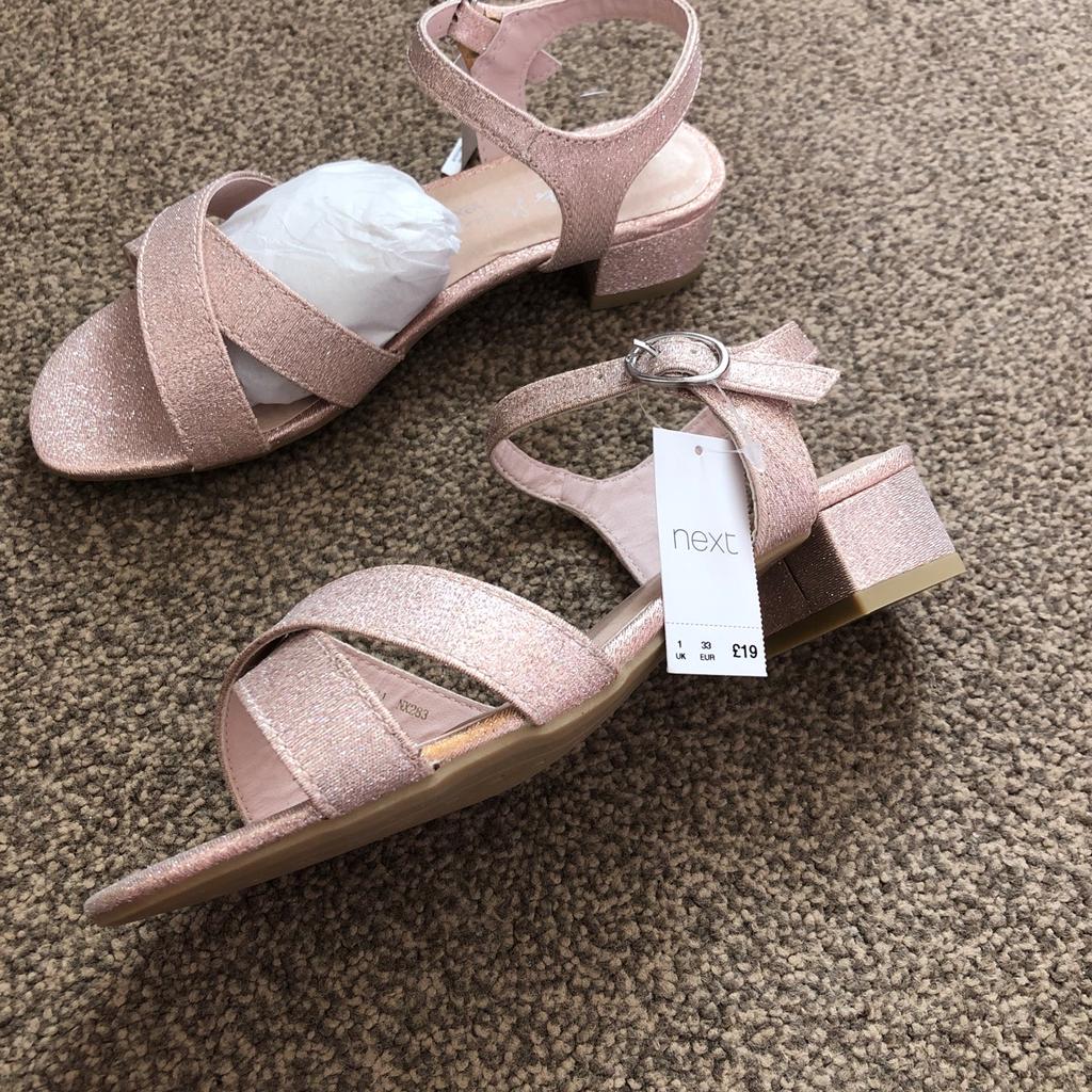 Girls pink sandal with shimmer
Size 1
forgot I had them 🙈
Great for a wedding or party