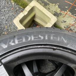 Verkaufe 4 Stück neue Sommer Reifen der Marke Vredestein - Rechnung vorhanden .
Auf Alufelgen sie wurden Schwarz matt Lackier .
Lochkreis 5x112
ET 30
8,5 J X 18 Zoll