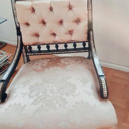 Wunderschöne antike Barock Sessel mit Perlmutt-Mosaik Verzierungen an Lehne und Armlehnen !
Wurde neu mit Originalstoff bezogen & weißt keine Gebrauchsspuren auf.
ca. über 120 Jahre alt.
2 Stück vorhanden.
Preis pro Stück.