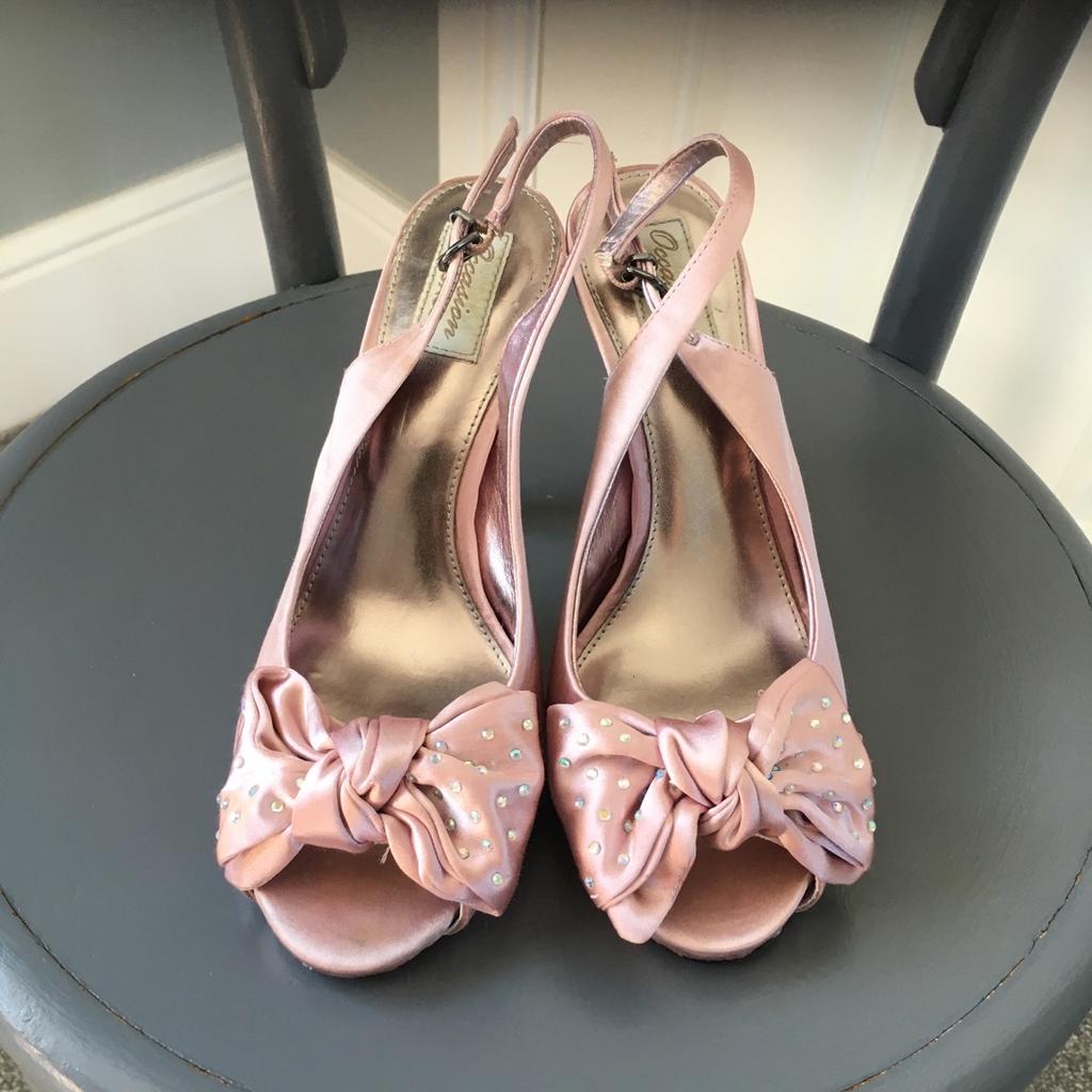 Size 5 pink satin shoes
Occasion at Next
Worn once for a wedding
Couple of small marks not noticeable
Collection only