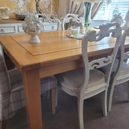 BEAUTIFUL SOLID OAK DINNING TABLE LIKE NEW VERY HEAVY SEATS 6 FROM OAK FURNITURE LAND LEGS COME OFF FOR EASY TRANSPORTATION
MEASUREMENTS ARE APPROX
36 " WIDE
67" LENGTH
30 1/2 HIGH

PLEASE NOTE ONLY TABLE FOR SALE