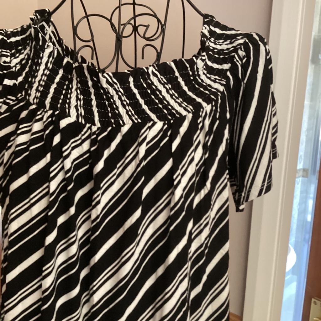 Slip on summer dress
On off shoulder style
short loose sleeves
2” elasticated ribbed neck
Loose fitting
Size M 12/14
Black and white
28” long
From George
Collection or postage available