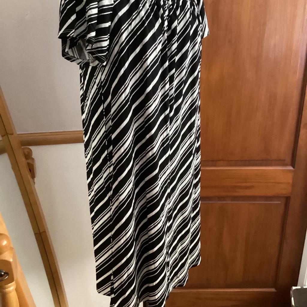 Slip on summer dress
On off shoulder style
short loose sleeves
2” elasticated ribbed neck
Loose fitting
Size M 12/14
Black and white
28” long
From George
Collection or postage available