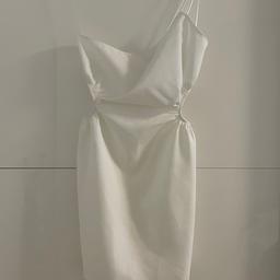 Weißes asymmetrisches Zara Kleid, mit schönen cut-outs auf den Seiten.
Neu mit Etikett! 
Größe: XS
NP: 29,95€