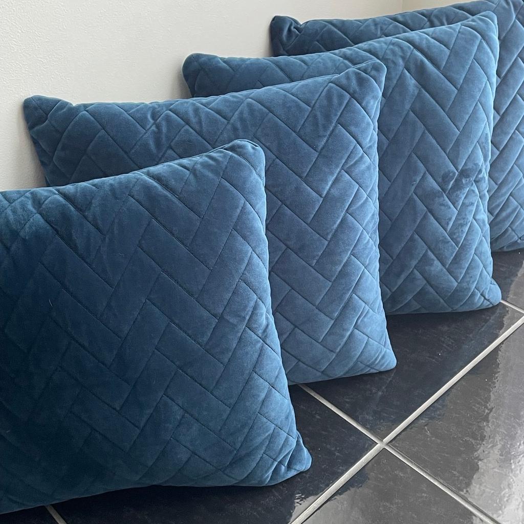 Set of royal blue velvet scatter cushions in WV14 Walsall für £ 8,00
